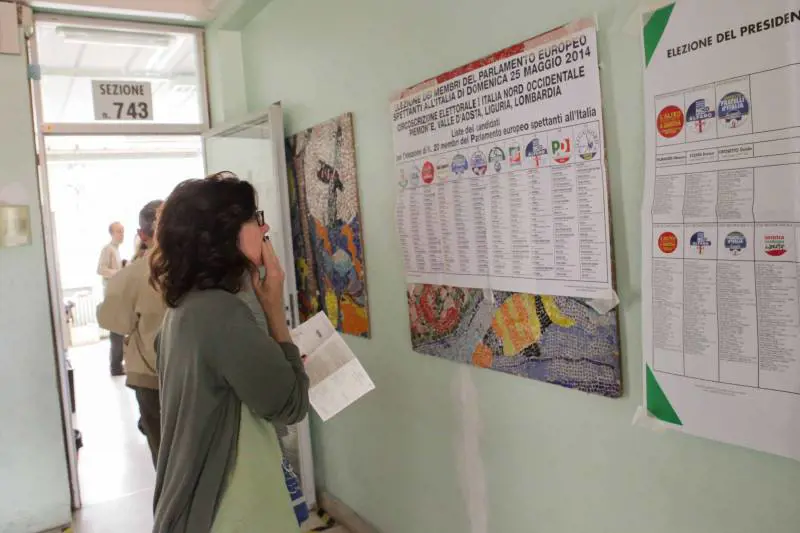 Fabriano, magrebina fotografa scheda elettorale
