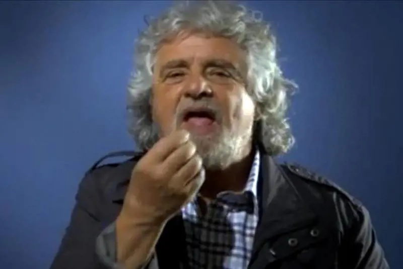 Grillo la butta in farsa. Accusa i pensionati e si prende il Maalox