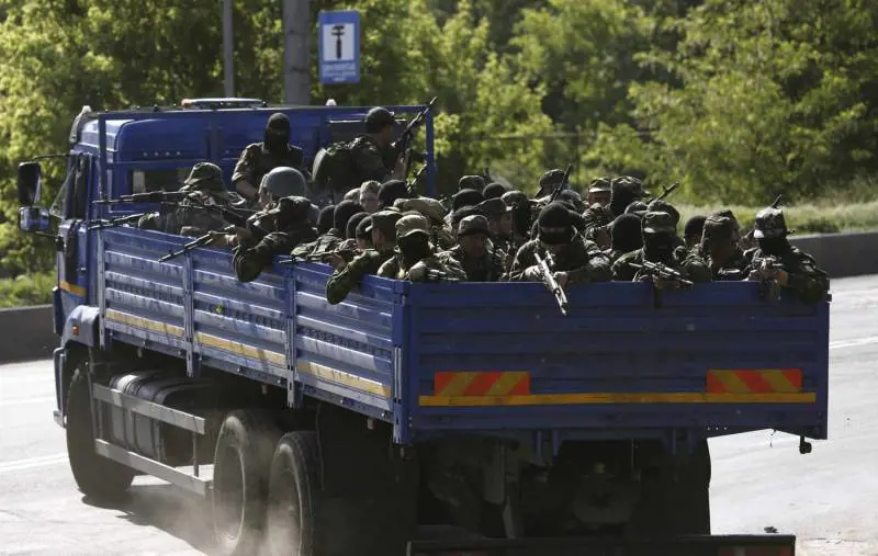 Ribelli filorussi fuori dall'aeroporto di Donetsk