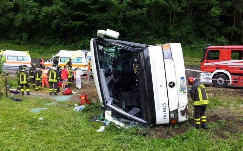 Bus carico di bimbi si ribalta Decine di feriti, tre sono gravi
