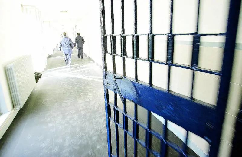 Lui è in carcere, la banca gli vende la casa