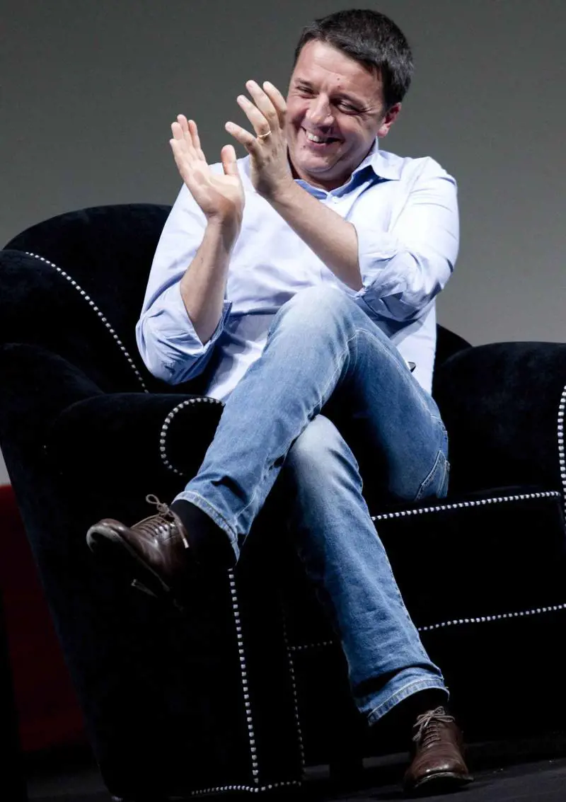 Renzi scrive ai sindaci: "L'Italia riparte, ma bisogna fare di più"