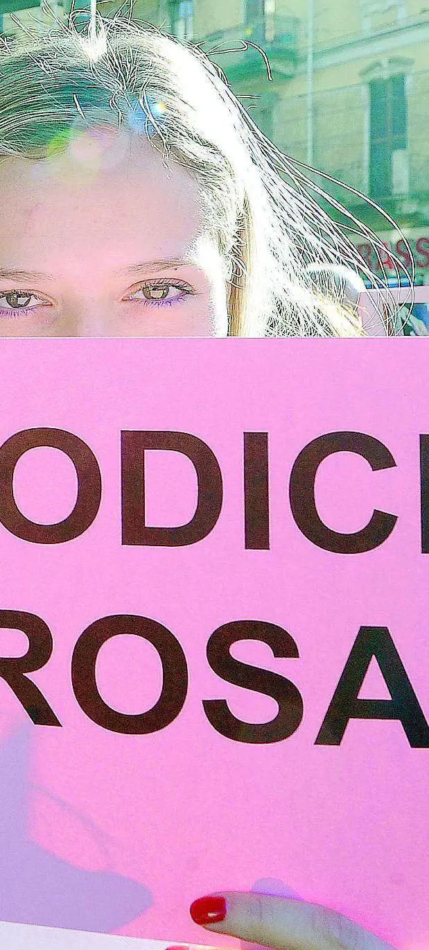 Manette al prof che toccava le sue alunne