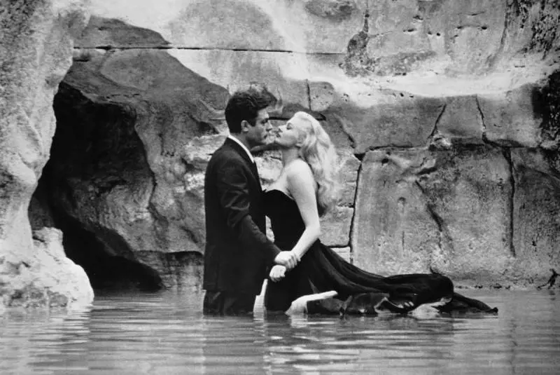 "La dolce vita" di Fellini (1960) fu vietato ai minori di 16 anni. Il cinema "Coccia" di Novara non rispettò il divieto e fu chiuso per 7 giorni