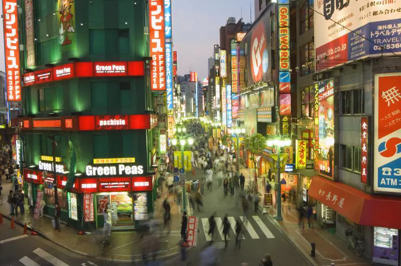 Più donne e immigrati scelti. La via di Tokyo per non morire