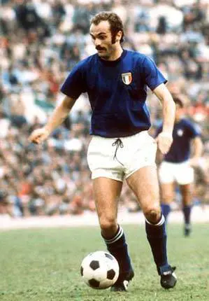 «La Nazionale? Il calcio ha aiutato il Paese a capire che poteva farcela a rimuovere le macerie. Era lo sport dei poveri, bastavano un po’ di stracci per fare un pallone». Sandro Mazzola