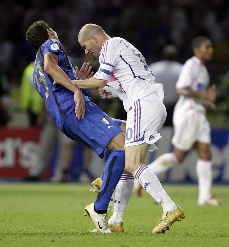 «A mio figlio ho sempre impedito di vedere il wrestling in tv. Da quando passano la mia testata gli impedisco anche di vedere la tv...» Marco Materazzi