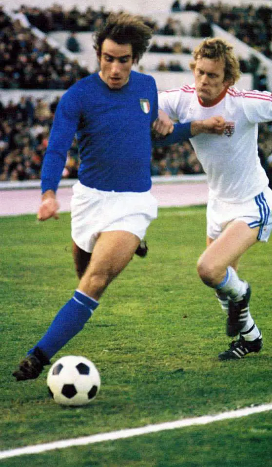 «Ciccio Graziani guardato a vista! / come l’uomo dei sette capestri / che ammacca forzieri e graticelle / di banca / E gli luccica la stelletta degli speroni!” Fernando Acitelli