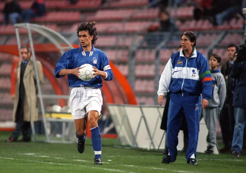 «Maldito. Cesare Maldini ha la faccia da maldito, l’ha regalata anche a suo figlio. Hanno belle facce i poeti maledetti. Facce scaltre, disincantate, e poi così belle quando s’aprono alla meraviglia. Che non li fa invecchiare mai». Titta Pasinetti