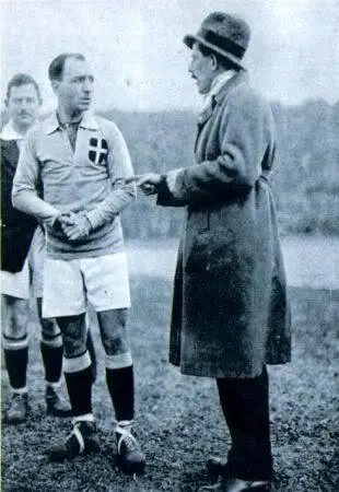 «Stratega della difesa, Renzo De Vecchi aveva un piede fatato. Tutti i palloni finivano sul suo sinistro implacabile. Col suo gran naso al vento fiutava il pericolo come il nostromo fiuta l’avvicinarsi del fortunale». Ettore Berra