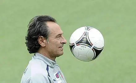 «Credo ancora nel mio calcio, quello delle sfide, quello del campetto, delle porte fatte con i sassi e le pile di maglioni, dove il business sono la fantasia e la passione...» Cesare Prandelli