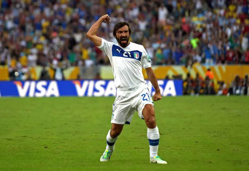 «Non mi stupirei se Andrea Pirlo la notte dormisse indossando un pigiama azzurro, cioè dello stesso colore della maglia della Nazionale, verso la quale nutre un amore smisurato, senza confini». Cesare Prandelli