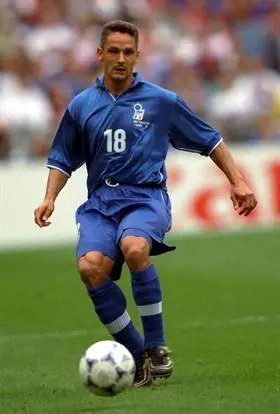 «Il calcio di Roberto Baggio possiede un mistero: le gambe pensano per conto loro, il piede spara da solo, gli occhi vedono i gol prima che questi si materializzino».