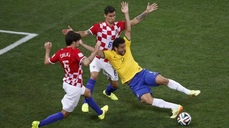 Il discusso intervento di Lovren sul brasiliano Fred
