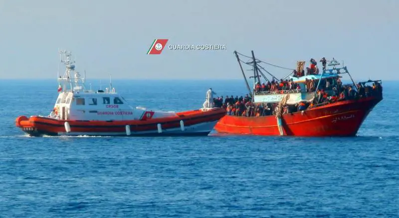 Siamo il Paese dei profughi: frontiere spalancate per tutti