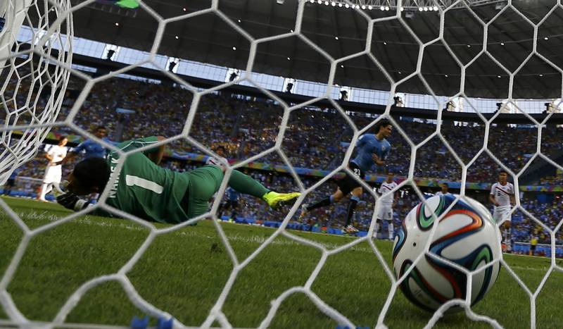 La palla dell'uno a zero per l'Uruguay si infila in porta