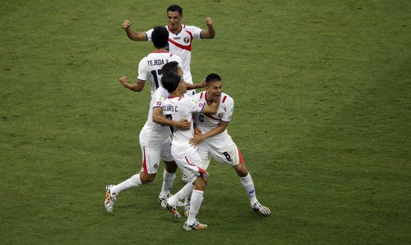 Oscar Duarte festeggia con i compagni il secondo goal del Costa Rica