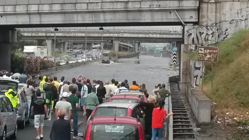 La procura di Roma indaga sul buio del Grande Raccordo