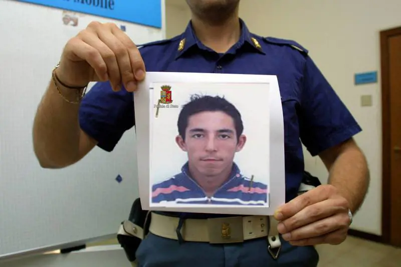 L'uomo che ha accoltellato i passanti prima aveva rapito un automobilista