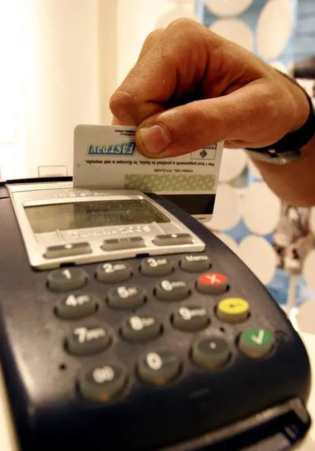 Dall'idraulico al parrucchiere: scatta l'obbligo del bancomat