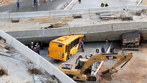 Cedimento di un viadotto dei "mondiali" e due vittime