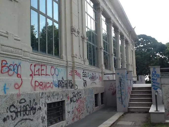 Palazzina Liberty, ecco lo scempio ABBANDONO Nella struttura concerti e letture. Ma il Comune perché non interviene?