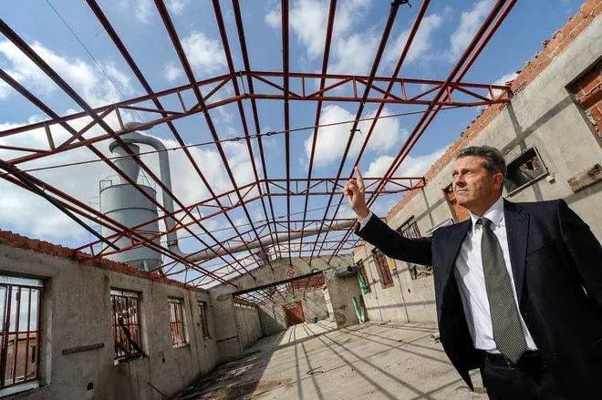 L'ultimo atto della crisi: capannoni scoperchiati per pagare meno tasse