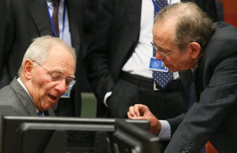 Wolfgang Schaeuble discute con Pier Carlo Padoan