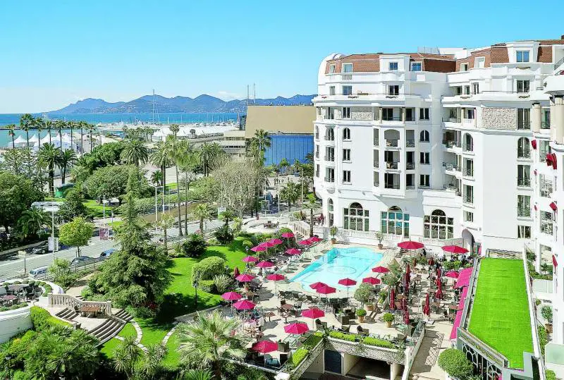 Cannes, la notte a naso in su per i giochi di luce più belli