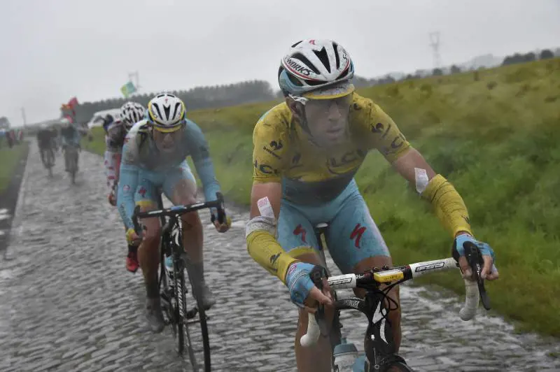 Tour: Nibali da leggenda sul pavè Stacca i rivali e conserva la maglia