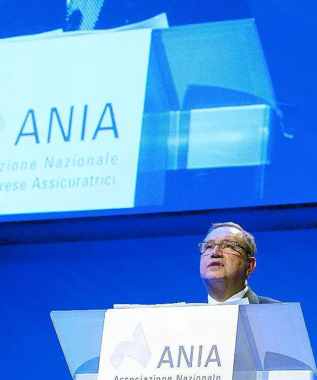 Risale la raccolta delle assicurazioni Ma cala l'Rc auto