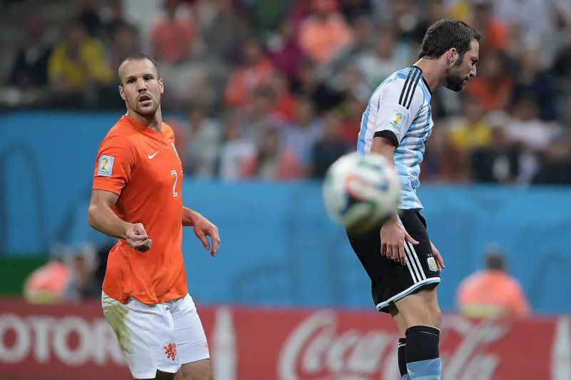 Vlaar e Higuain