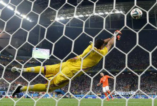 La parata di Romero sul penalty di Sneijder