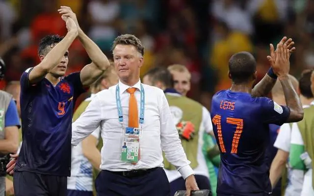 Van Gaal saluta al termine di un match