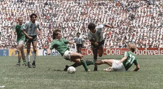 Maradona impegnato contro la Germania in finale
