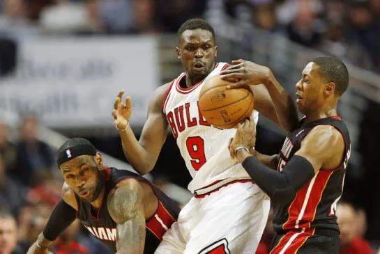 Passaggio di consegne tra LeBron James e Luol Deng a Miami