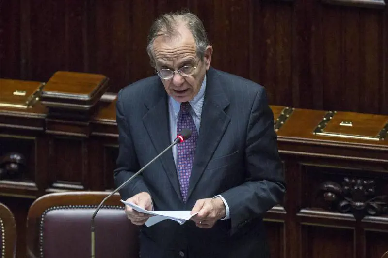 Padoan e Renzi ai ferri corti. Quante bordate al suo premier