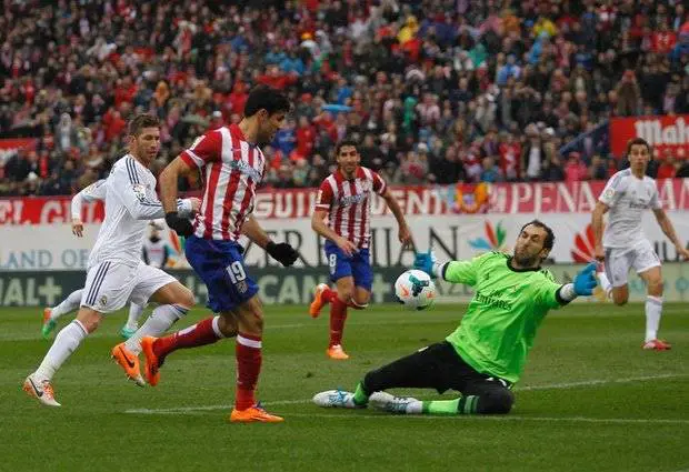 Diego Lopez in uscita su Diego Costa