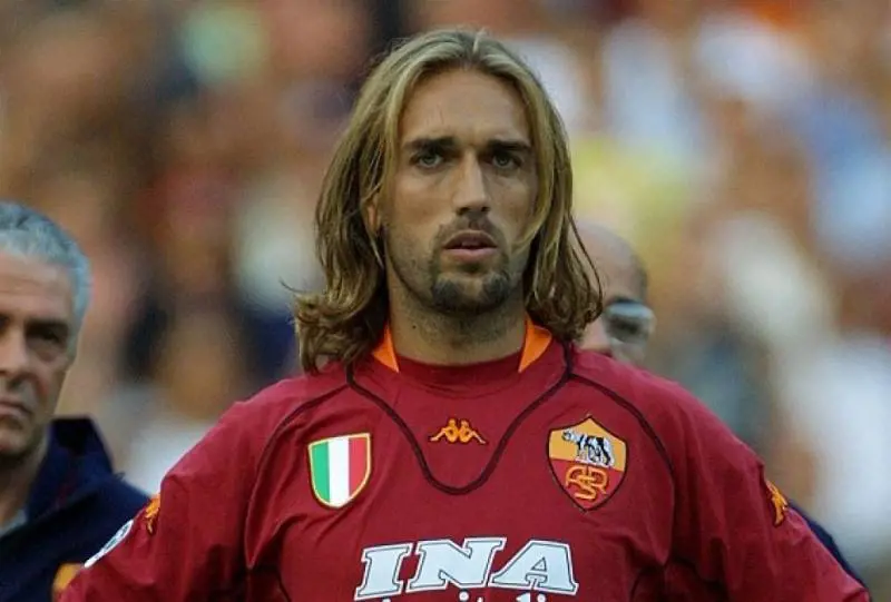 Una foto d'archivio di Gabriel Omar Batistuta, con la maglia giallorossa della Roma