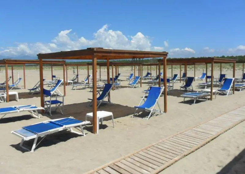 Uno dei bagni della Versilia con tende completamente vuote in un giorno in mezzo alla settimana