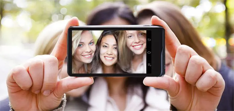 Italiani, popolo di santi, navigatori e... amanti dei selfie