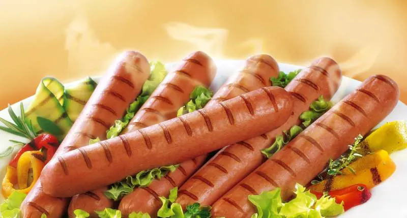 L'allarme degli esperti: "Antibiotici nei wurstel"