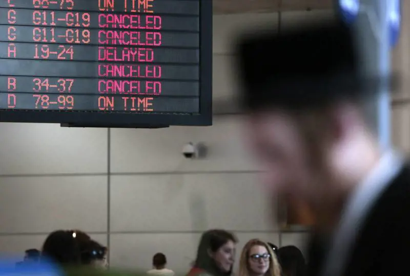 Voli cancellati, è un pressing su Israele