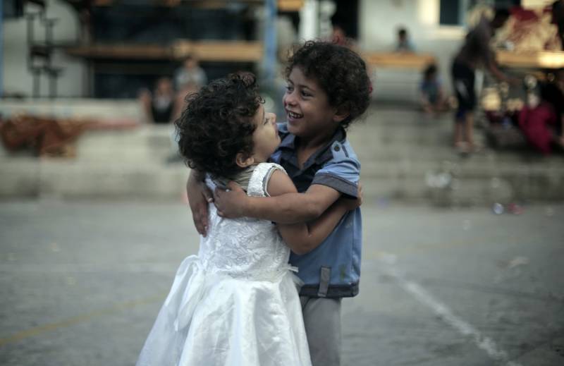 Due bambine palestinesi fotografe in una scuola delle Nazioni Unite