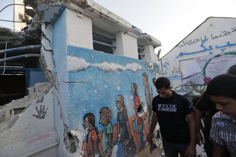 I muri danneggiati della scuola Abu Hussein, gestita dall'Onu a Gaza