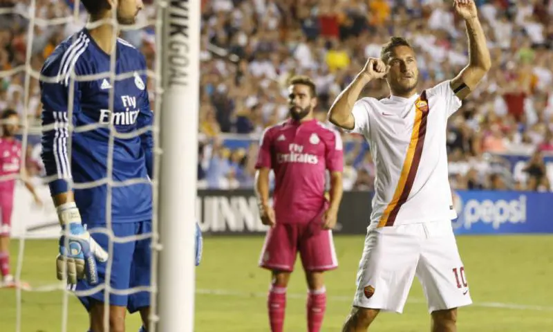 Totti festeggia la rete al Real