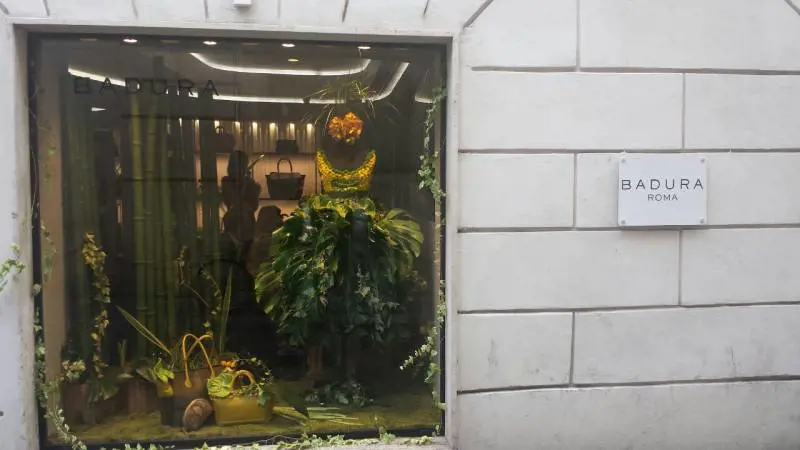 Borse "verde-anthurium" e il made in Italy della stilista venuta dall'Est