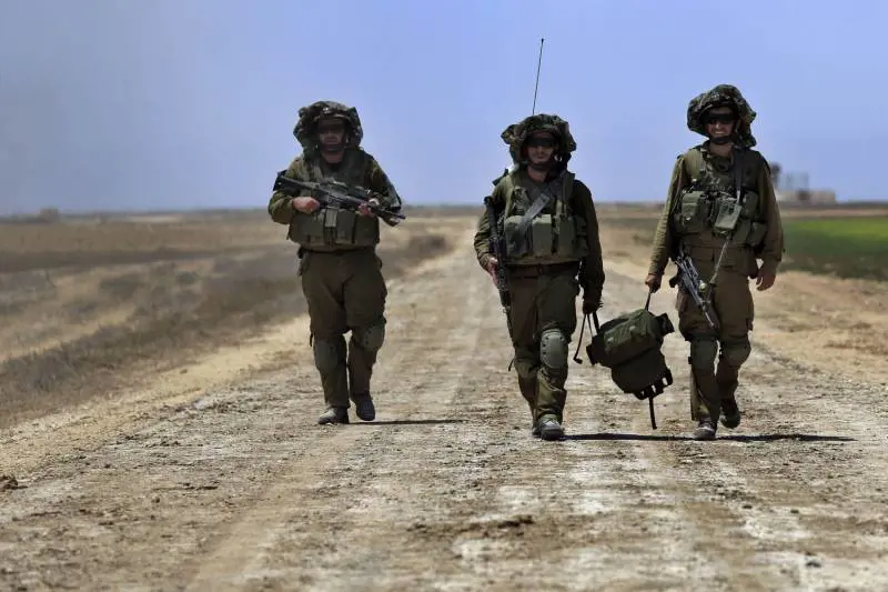 Un gruppo di riservisti di ritorno dai combattimenti a Khan Younis