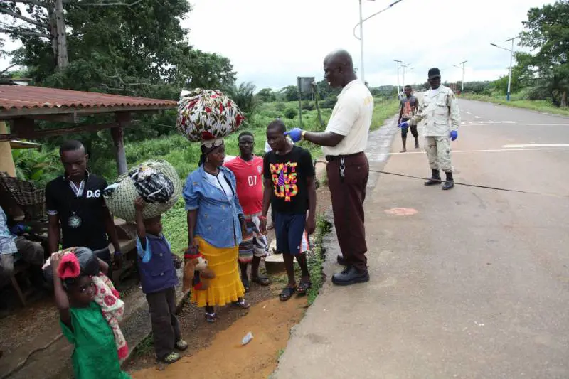 Liberia, ufficiale dell'immigrazione controlla i documenti alla frontiera