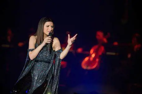 Incidente hot al concerto. Laura Pausini non ci sta: "Ora basta, non ero nuda"